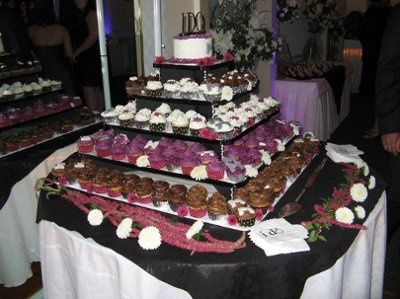 Show us those wedding cakes!!!