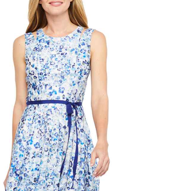 knee-length lace dress for daytime event