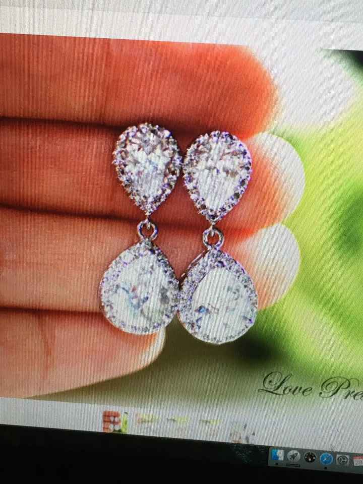 Costume jewelry VRS real