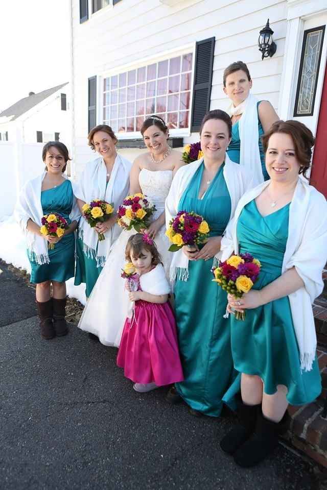 What color flowers goes best with David's Bridal Oasis?