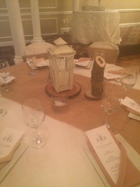 Rustic theme and wedding color help