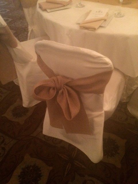 Rustic theme and wedding color help