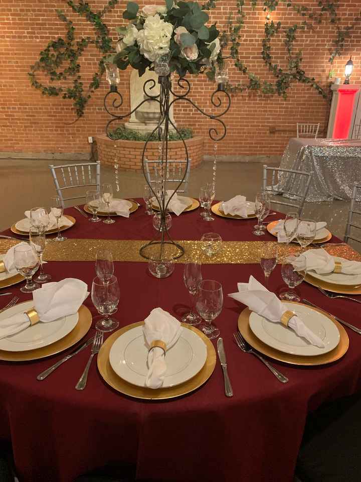 Did you use same color linens for guestbook table as you did for the guest tables? - 1