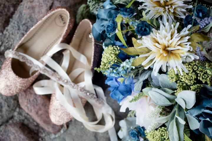 Shoes, belt, flowers