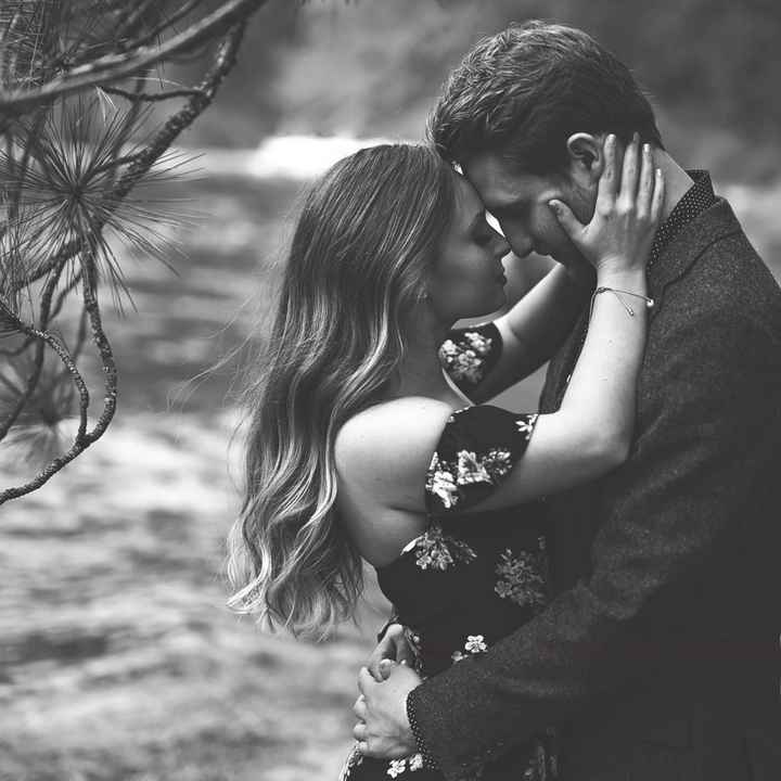 Engagement photos=rain