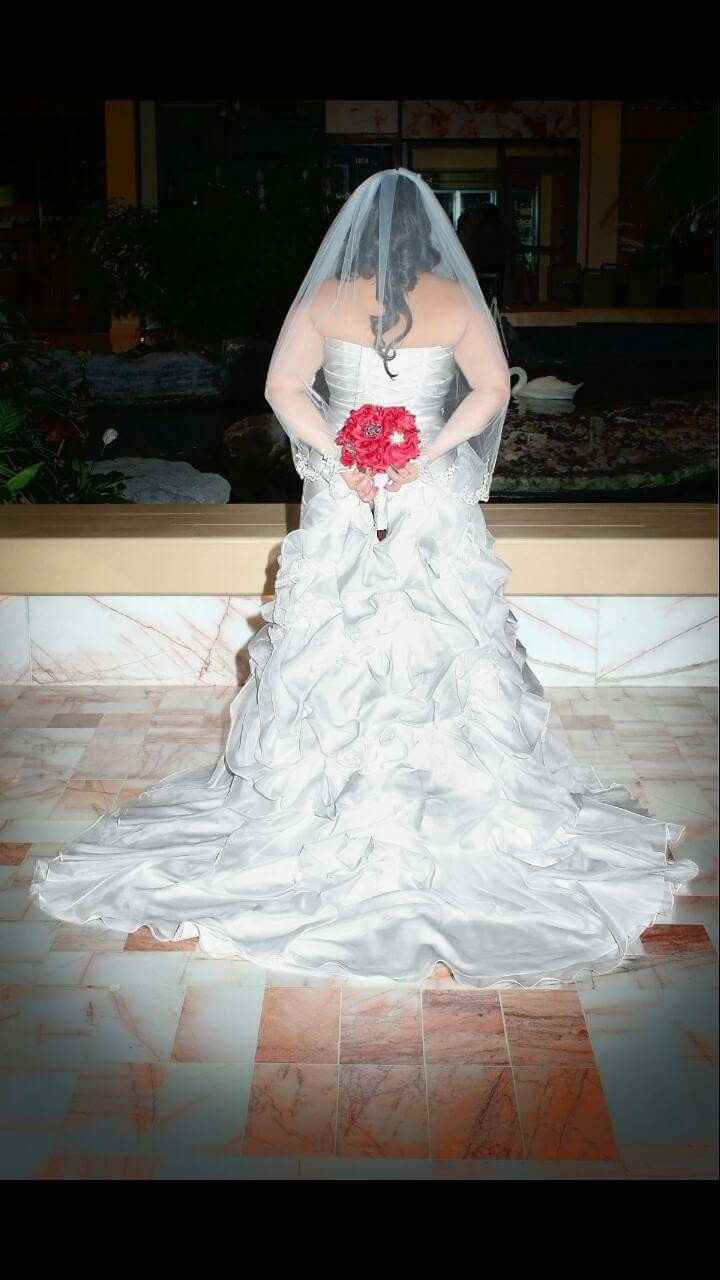 I need to sell my dress!!!