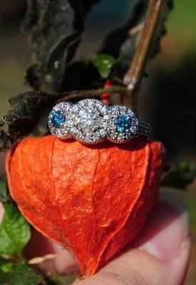 Alright ladies! Let's see those gorgeous rings...