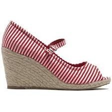 What Type of Shoes Would Go With This?