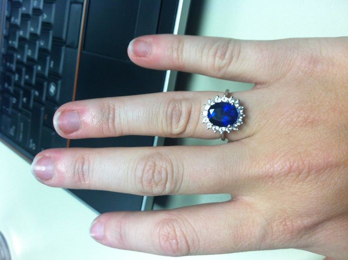 saw a saphire e-ring today and my heart melted :)