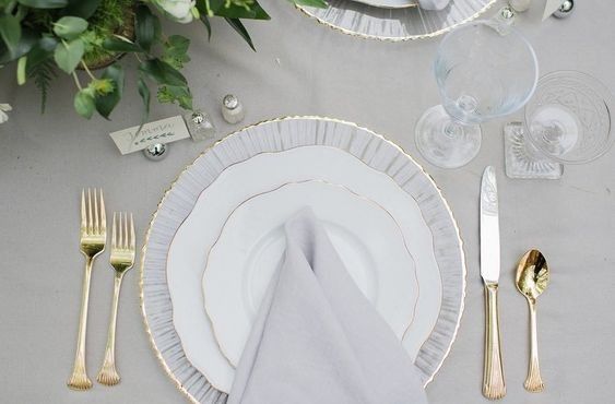 Question about plates on reception tables 4