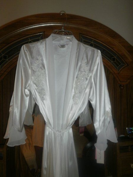 My $5.00 Bridal Robe came ! Pics included