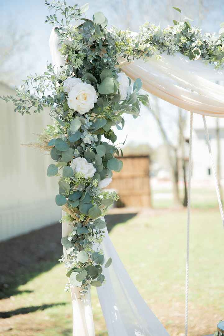 Real flowers or artificial flowers for wedding? 3