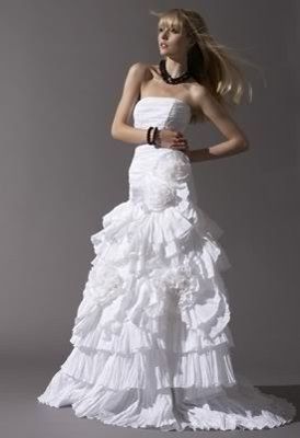 Dream Dress.. not sure where to find it :(  Pic inside!