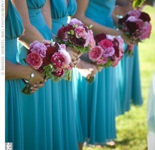 What color flowers with this colored dress?