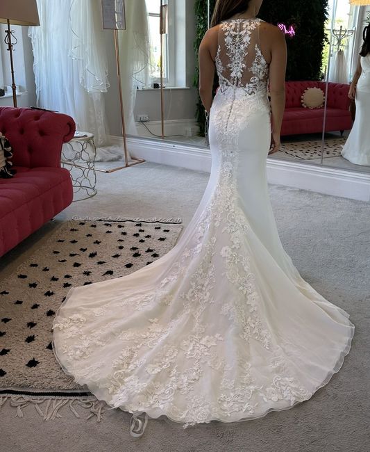 Ideas for a lace back dress and thick South East Asian hair? 2