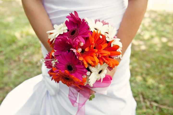 I'm craving wedding!!! Share with me your wedding pics!! please....