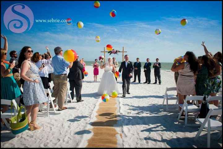 Beachballs @ beach wedding