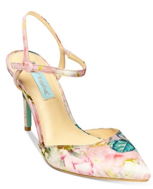 Share your wedding shoes!