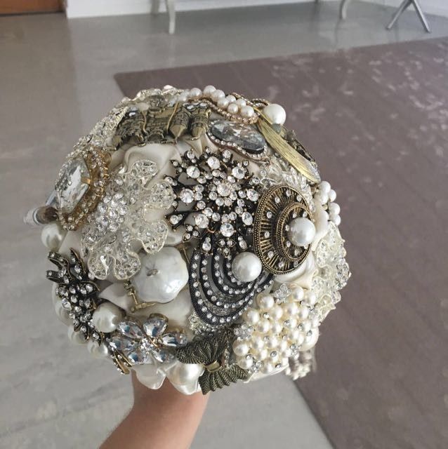Brooch bouquet