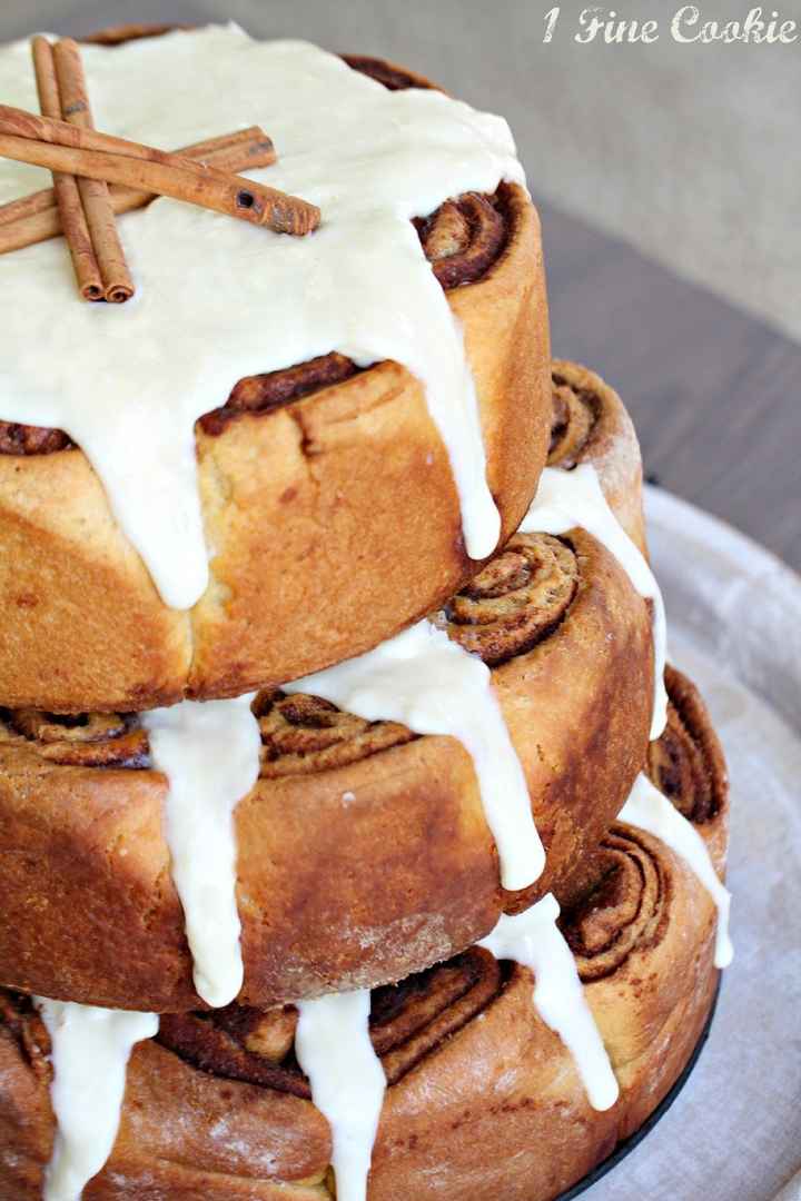 example cinnamon roll tower/cake thing