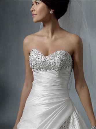 What type of jewlery/wedding bouqet should I wear with my wedding dress?