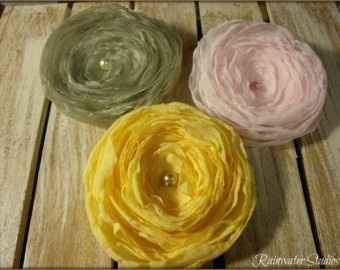 What color goes with pale canary yellow?