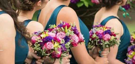 What colour roses go with David's Bridal peacock blue bridesmaid dresses?