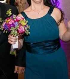 What colour roses go with David's Bridal peacock blue bridesmaid dresses?