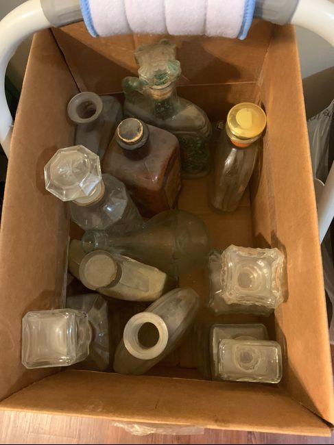 Perfume bottles and glass bottles. 2