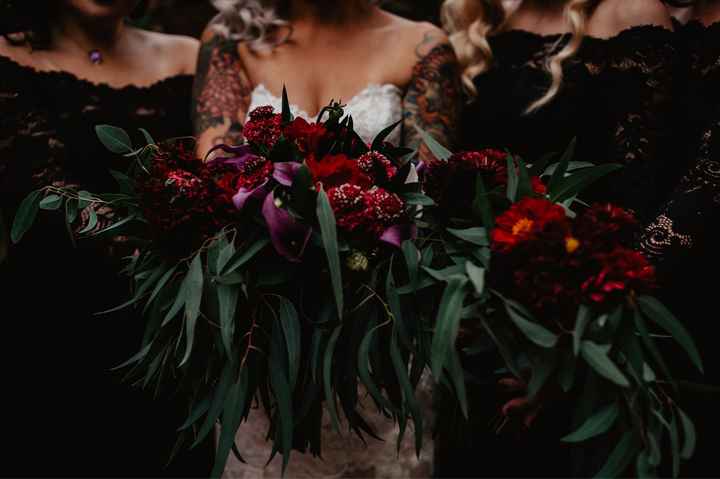 What kind of flowers? Real, faux, sola, or paper? - 2