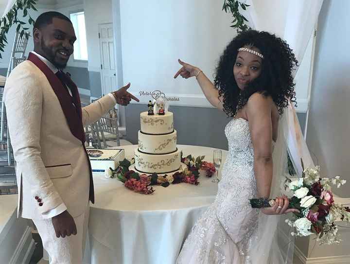 battle of the cake toppers, broncos fan vs lakers fan