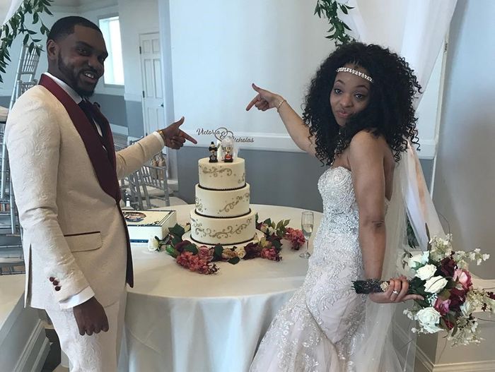 battle of the cake toppers, broncos fan vs lakers fan