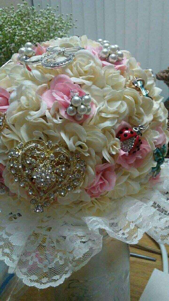 Brooch bouquet