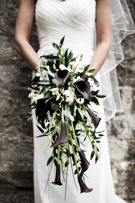 besides calla lilies does anyone know what is in this bouquet?