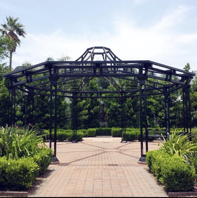 Fake garland/leaves on gazebo? - 1