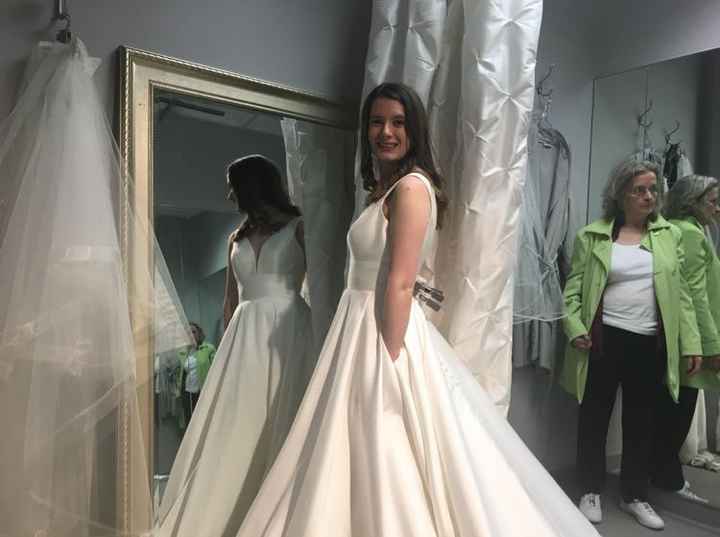 Does your dress have pockets? - 1