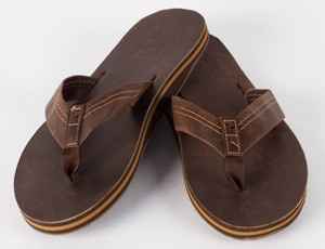 What should the groom and groomsmen wear for a beach wedding?