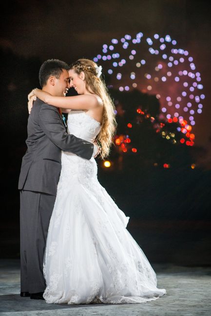 Show me your favorite engagement/wedding  photos!!