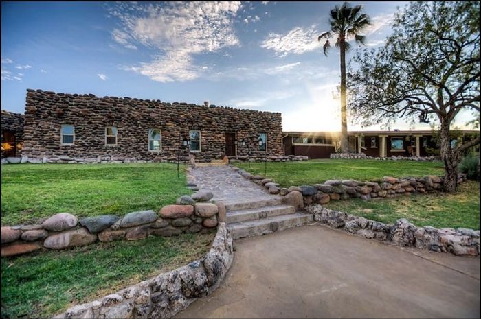 Show off your wedding venue!