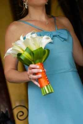 What color flowers with this colored dress?