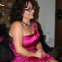 what is your mother or fmil wearing?