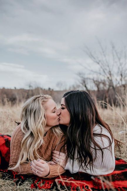 Engagement Photo Outfits for Two Women 4