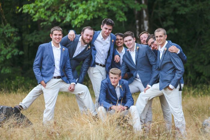 What should the groom and groomsmen wear for a beach wedding?