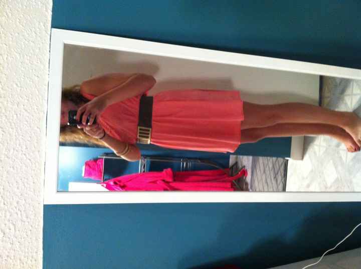 Please help on what to wear for engagement pics (pics included)