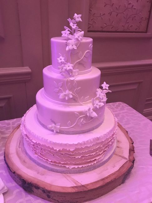 The AMAZING cake (modeled after the detail on my gown) - delish!
