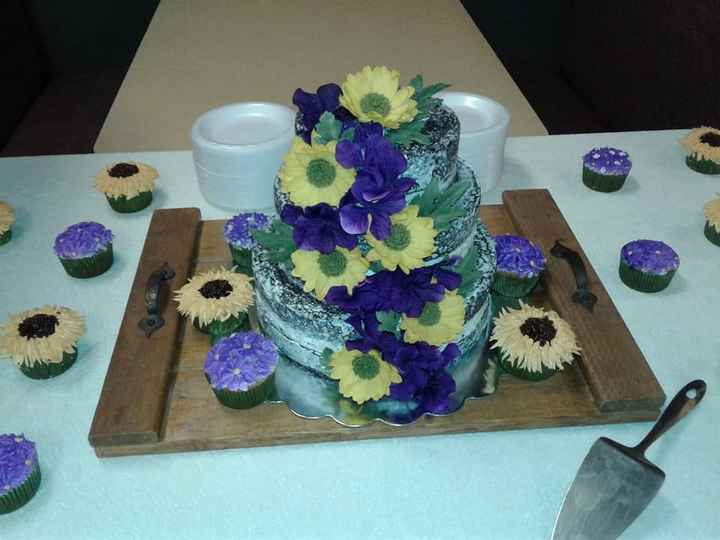 Photo quality is a lil wonky but this is the cake & cupcakes my friend made!