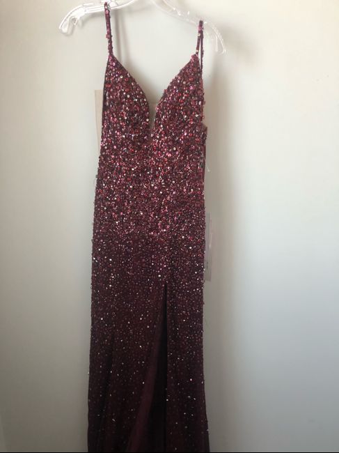 Who is wearing a 2nd dress? - 1