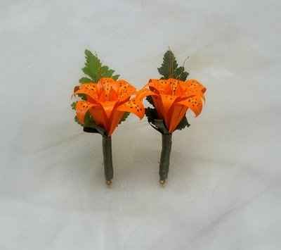 what flowers for black bridesmaids dresses with orange shawls?
