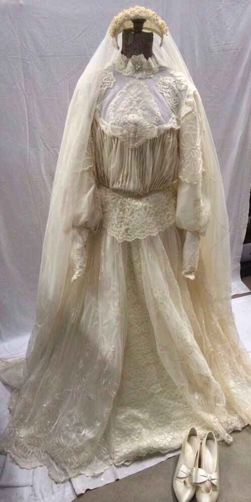 What do you think of this vintage wedding dress? Should I redesign?
