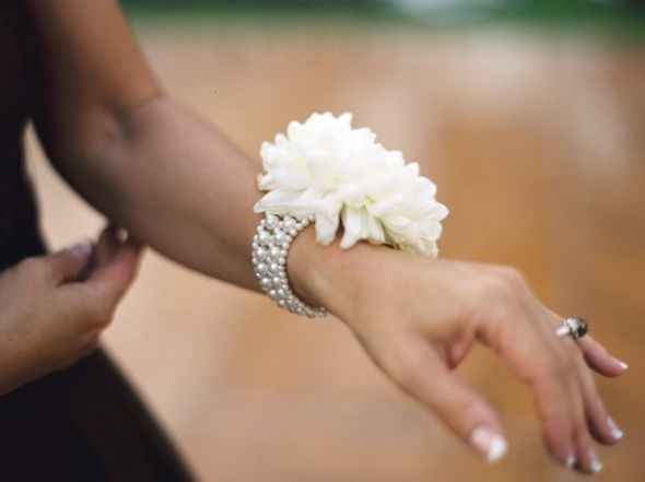 Mother of the bride wrist clearance corsage